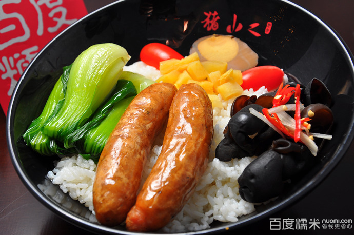 主料:猪后座肉3500g。 辅料:肠衣4米,盐250g,糖200g,酒100ml,花椒20g,八角20g,桂皮20g。 步骤 1、先将花椒,八角,桂皮放在锅内加水熬制成调料水。 2、将肉切成丁,加适量盐揉均,再加入熬好的调料水揉至入味。 3、将加了盐,揉了调料水的肉用保鲜膜封好放置两天。 4、将腌好的肉用漏斗灌入肠衣,可用根筷子辅助。 5、边灌边用手慢慢往下挤,不可太用力,否则会把肠衣弄破。 6、把灌好的香肠挂起来风干便于保存。 小贴士 灌制之前可以把肠衣像穿袜子一样都穿到漏斗上,然后一边灌入肉,肠衣自己