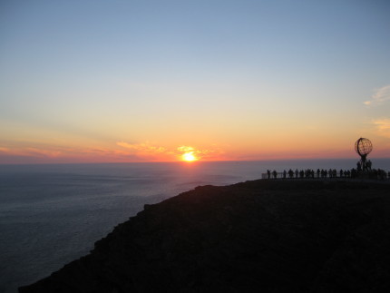 公转的关系,在高纬度地区,有时出现的黄昏还没有过去就呈现黎明的现象